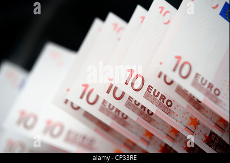 10 billets d'euros alignés et empilés Banque D'Images