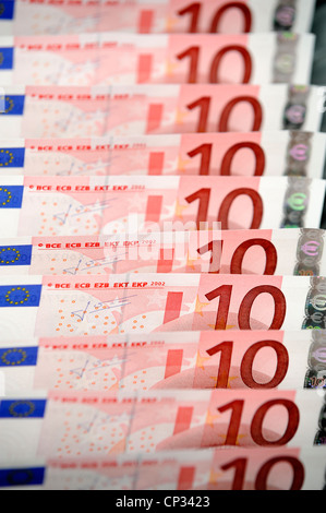 10 billets d'euros alignés et empilés Banque D'Images