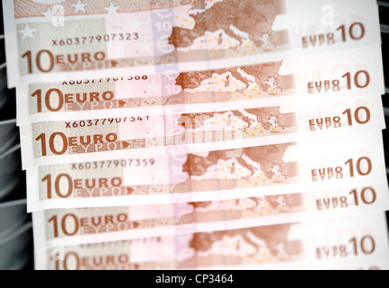 10 billets d'euros alignés et empilés Banque D'Images