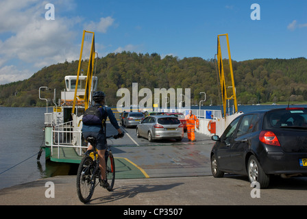 - Les voitures et les cyclistes - conduite sur ferry, Mallard, traverser le lac Windermere, Parc National de Lake District, Cumbria, Angleterre, Royaume-Uni Banque D'Images