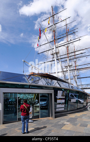 Cutty Sark clipper ship comme une attraction touristique à vu après la restauration à la suite d'un incendie majeur, l'visiteur à l'entrée Banque D'Images