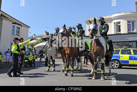 La Police à cheval pour maintenir la loi et l'ordre à un événement en Angleterre pour mars l'EDL à Brighton, UK Banque D'Images