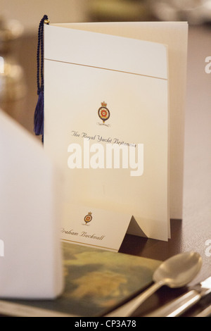 Gros plan sur une table à dîner classique. Royal Yacht Britannia's State Dining Room Édimbourg, écosse Banque D'Images