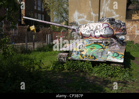 Un ancien de l'ère soviétique T34 tank couvert de graffitis sur abandonnés envahis par wasteground à Bermondsey, Londres. Banque D'Images