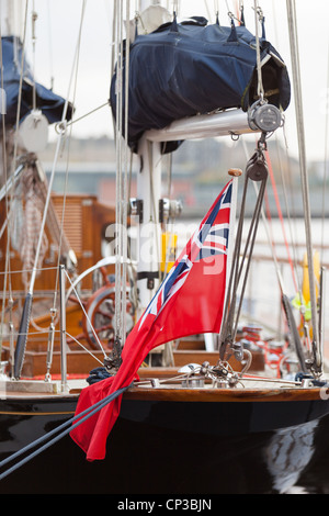 Bateau de course aux côtés de quai Bloodhound Yacht Royal Britannia Edinburgh Scotland UK Banque D'Images