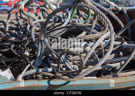 La ferraille des câbles métalliques des câbles dans les aussières skip to bin docks Montrose UK Banque D'Images