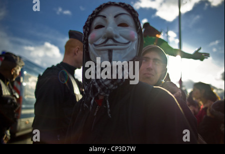 De protestation anonyme et les indignés à Paris, le 21 avril, l'indigné et l'Anonyme en face de la tour Eiffel Banque D'Images
