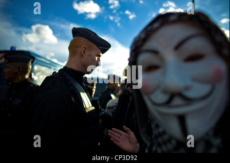 De protestation anonyme et les indignés à Paris, le 21 avril, l'Anonyme et scandalisé par la Tour Eiffel Banque D'Images