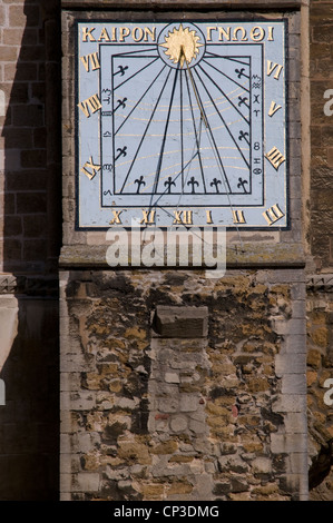 Cadran solaire sur la face sud de la cathédrale d'Ely Cambridgeshire Angleterre avec chiffres romains et devise guilded lecture KAIPON Banque D'Images