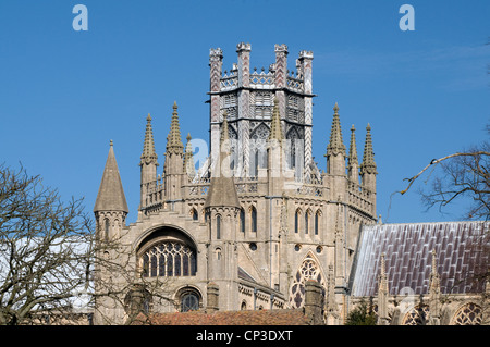 De près de l'octogone lanterne de cathédrale d'Ely de sud avec ciel bleu Banque D'Images