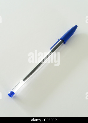 Un stylo bic cristal bleu sur fond blanc Banque D'Images