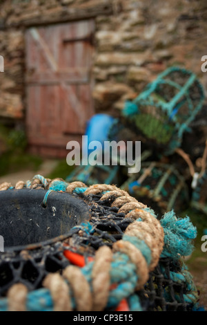 Des casiers à homard sur le quai de Hope Cove sur la côte sud du Devon Banque D'Images