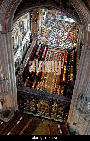 En regardant vers le bas Chœur de cathédrale d'Ely de la lanterne en fer doré et l'écran montrant le marbre et carrelage géométrique Banque D'Images