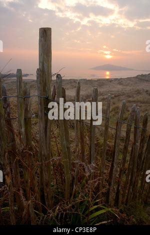 Coucher de soleil sur l'île de Burgh Bantham de dunes de sable sur la côte sud du Devon. Banque D'Images