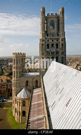 Toit de la tour ouest de la nef et de la tour Musée du vitrail au-dessus de la Lanterne de la cathédrale d'Ely Cambridgeshire Angleterre Banque D'Images