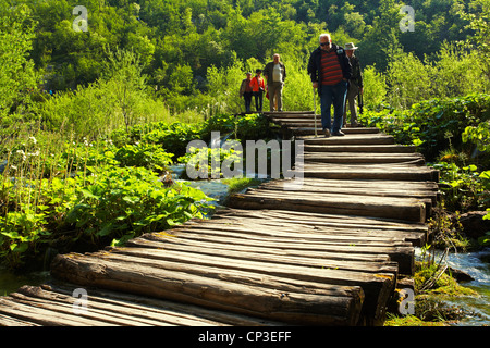 Les touristes sur la promenade de bois dans l'Plitvicka Jezera ou le parc national des Lacs de Plitvice en Croatie Banque D'Images