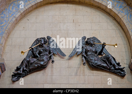 Les Anges du 17ème siècle d'orgue dans le sud-ouest de transept de la cathédrale d'Ely en mémoire de l'historien Thomas Cocke Banque D'Images