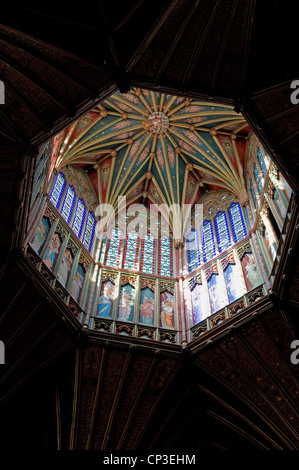 Jusqu'à la lanterne octogonale dans la Cathédrale d'Ely montrant Victorian panneaux peints Banque D'Images