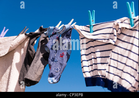 Lave-linge séchant sur la ligne Banque D'Images