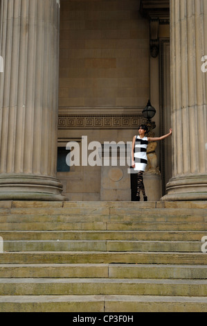 Fashion model 'Kittiwara' dans un contraste robe Bodycon Keri Monochrome par New York Blanchisserie Banque D'Images