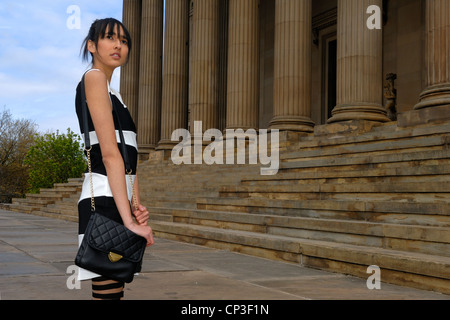 Fashion model 'Kittiwara' dans un contraste robe Bodycon Keri Monochrome par New York Blanchisserie Banque D'Images