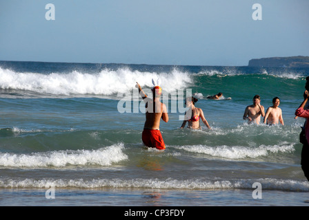 De sauveteurs sur la plage de Bondi Sydney's premier wind surf et plage loisirs sur une longue journée d'été. Sydney, Australie Banque D'Images