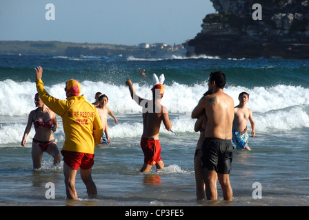 De sauveteurs sur la plage de Bondi Sydney's premier wind surf et plage loisirs sur une longue journée d'été. Sydney, Australie Banque D'Images