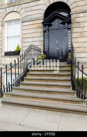 Design de porte néo-classique et toureté par Charles Rennie Mackintosh, ancien bâtiment de la Glasgow Society of Lady Artists, 5 Blythswood Square, Écosse, Royaume-Uni Banque D'Images