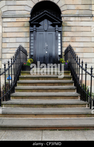 Design de porte néo-classique et toureté par Charles Rennie Mackintosh, ancien bâtiment de la Glasgow Society of Lady Artists, 5 Blythswood Square, Écosse, Royaume-Uni Banque D'Images