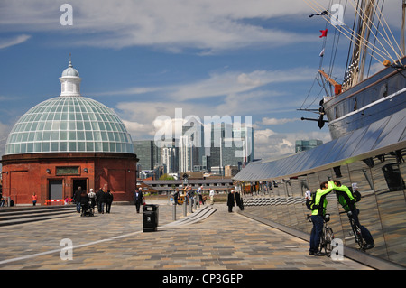 'Cutty Sark Clipper' avec Canary Wharf à distance, Greenwich, London Borough de Greenwich, Londres, Angleterre, Royaume-Uni Banque D'Images