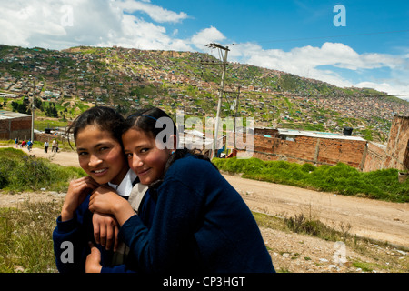 Les jeunes filles colombiennes revenant de l'école à Ciudad Bolívar, Bogota, Colombie. Banque D'Images