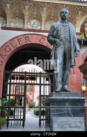 Statue de Henry Flagler en face de l'entrée principale de Flagler College à Saint Augustine, Floride Banque D'Images