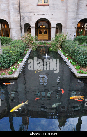 L'étang de koi en face de l'entrée du Lightner Museum, Saint Augustine, Floride Banque D'Images