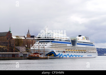 Bateau de croisière Aida Sol ancré dans le port d'Oslo, Norvège Banque D'Images