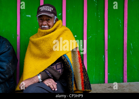 Un homme est assis en face de sa maison, dans le bidonville de Ciudad Bolívar, Bogota, Colombie. Banque D'Images