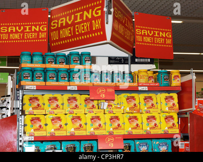 Haricots cuits au four sur le lieu de vente s'affichent dans un supermarché Surrey England Banque D'Images