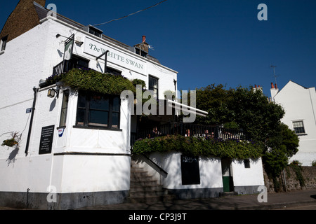 Le white swan (xviie s.) twickenham middlesex angleterre riverside Banque D'Images