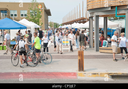 Le marché de producteurs à Santa Fe est un très bon endroit où passer samedi matin en été. Banque D'Images