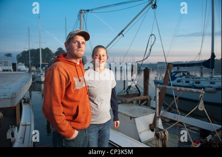 Les jeunes mariniers couple standing on dock avant tonging pour les huîtres à l'embouchure de la baie de Chesapeake, à Patuxent river Banque D'Images