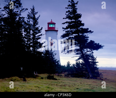 Photo de Seacow Head Lighthouse at Dusk, Prince Edward Island, Canada Banque D'Images