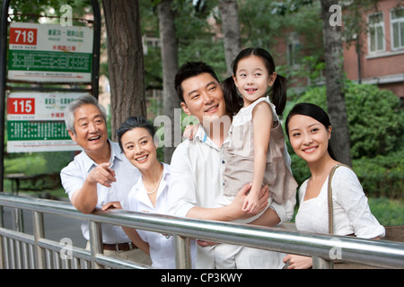 Famille chinoise à l'arrêt de bus Banque D'Images