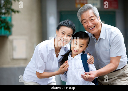 Écolière chinoise avec les grands-parents Banque D'Images