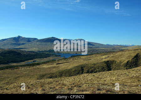 Vue de Loch Tulla à partir de la voie de Beinn Dorain et Dothaidh Beinn un Toaig avec Beinn (839m) derrière le Loch Banque D'Images