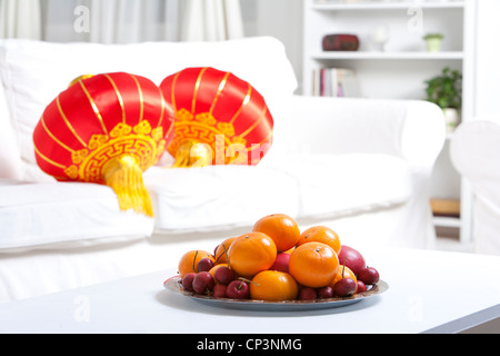 Bol de fruits et de lanternes chinoises pour célébrer le Nouvel An chinois Banque D'Images