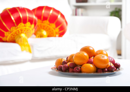 Bol de fruits et de lanternes chinoises pour célébrer le Nouvel An chinois Banque D'Images