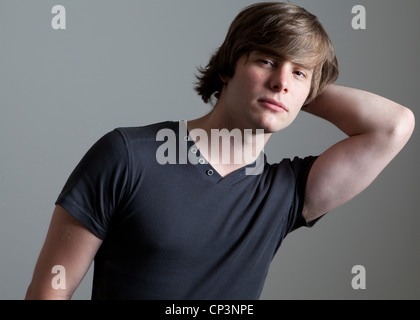 Portrait studio couleur demi-longueur d'hommes portant des T-shirt photographié sur un fond neutre gris Banque D'Images