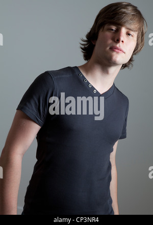 Portrait studio couleur demi-longueur d'hommes portant des T-shirt photographié sur un fond neutre gris Banque D'Images