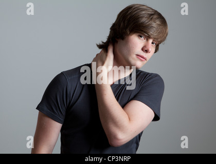 Portrait studio couleur demi-longueur d'hommes portant des T-shirt photographié sur un fond neutre gris Banque D'Images