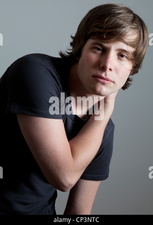 Portrait studio couleur demi-longueur d'hommes portant des T-shirt photographié sur un fond neutre gris Banque D'Images