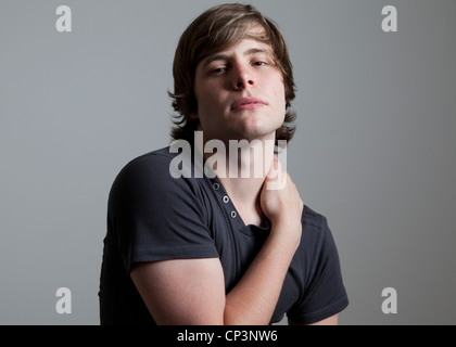 Portrait studio couleur demi-longueur d'hommes portant des T-shirt photographié sur un fond neutre gris Banque D'Images
